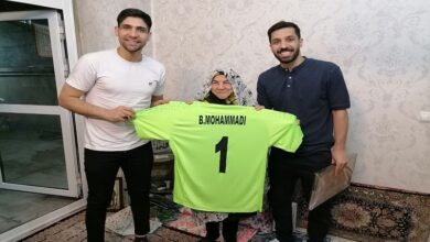 باقر محمدی بهترین دروازه‌بان فوتسال آسیا پیراهن خود را به مادر شهید دفاع مقدس محمد رضایی اهدا کرد.