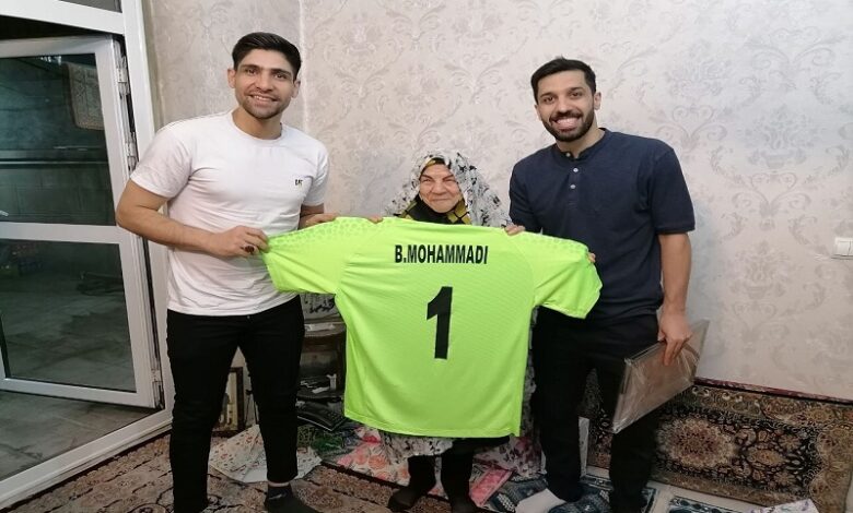 باقر محمدی بهترین دروازه‌بان فوتسال آسیا پیراهن خود را به مادر شهید دفاع مقدس محمد رضایی اهدا کرد.